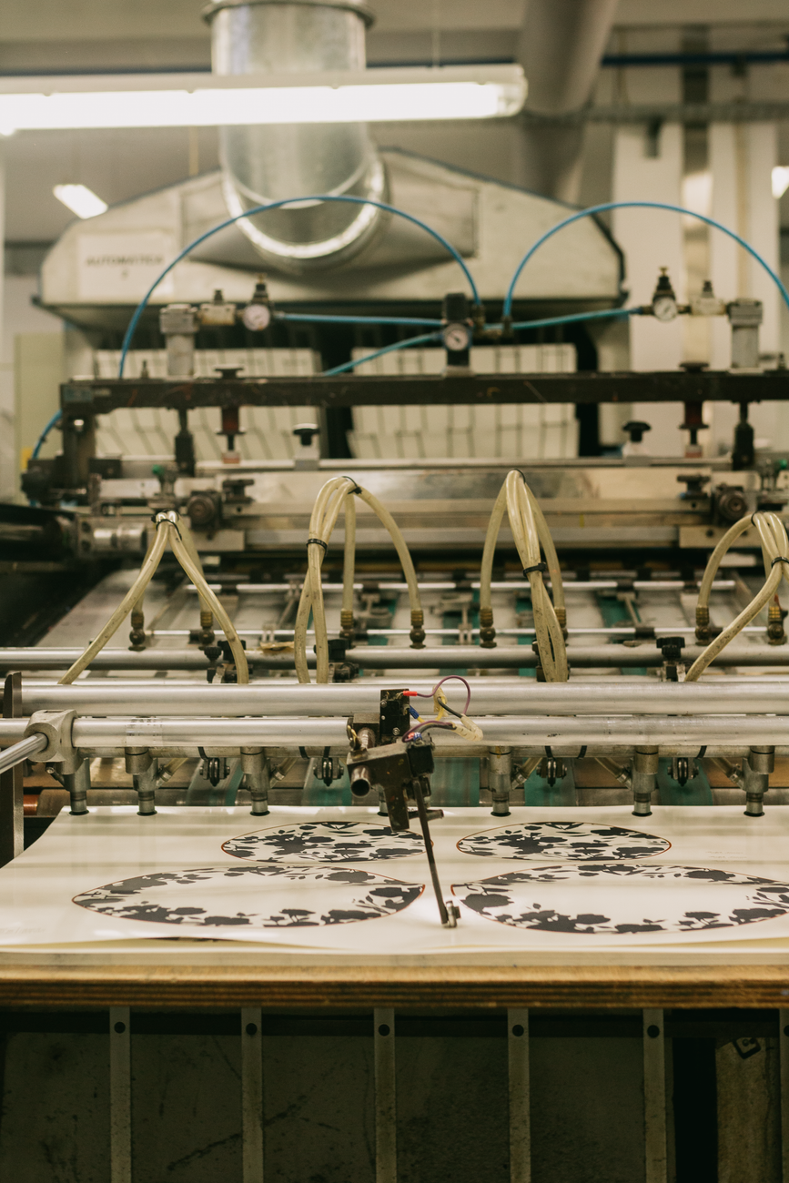 Supporti antivibranti installati sotto una macchina tipografica industriale